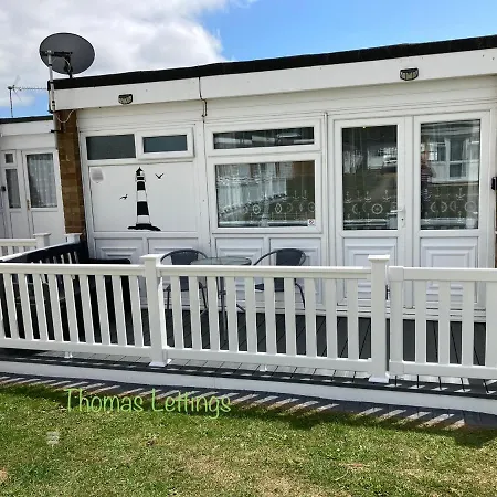 Cheerful 2 Bed Holiday Chalet With Gated Decking Hemsby Exterior photo