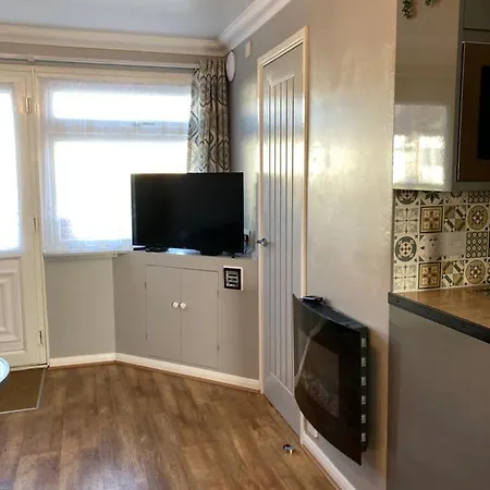Cheerful 2 Bed Holiday Chalet With Gated Decking Hemsby Exterior photo