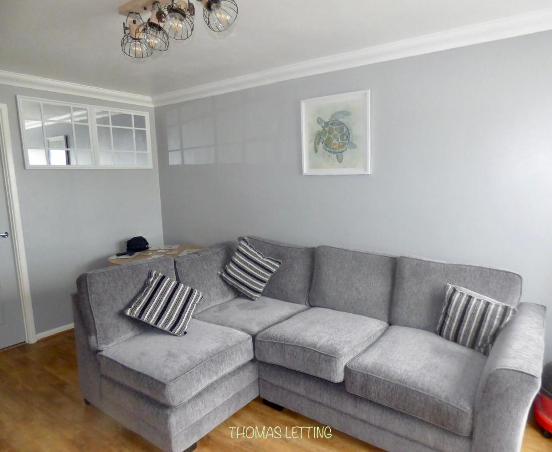 Cheerful 2 Bed With Gated Decking Chalet