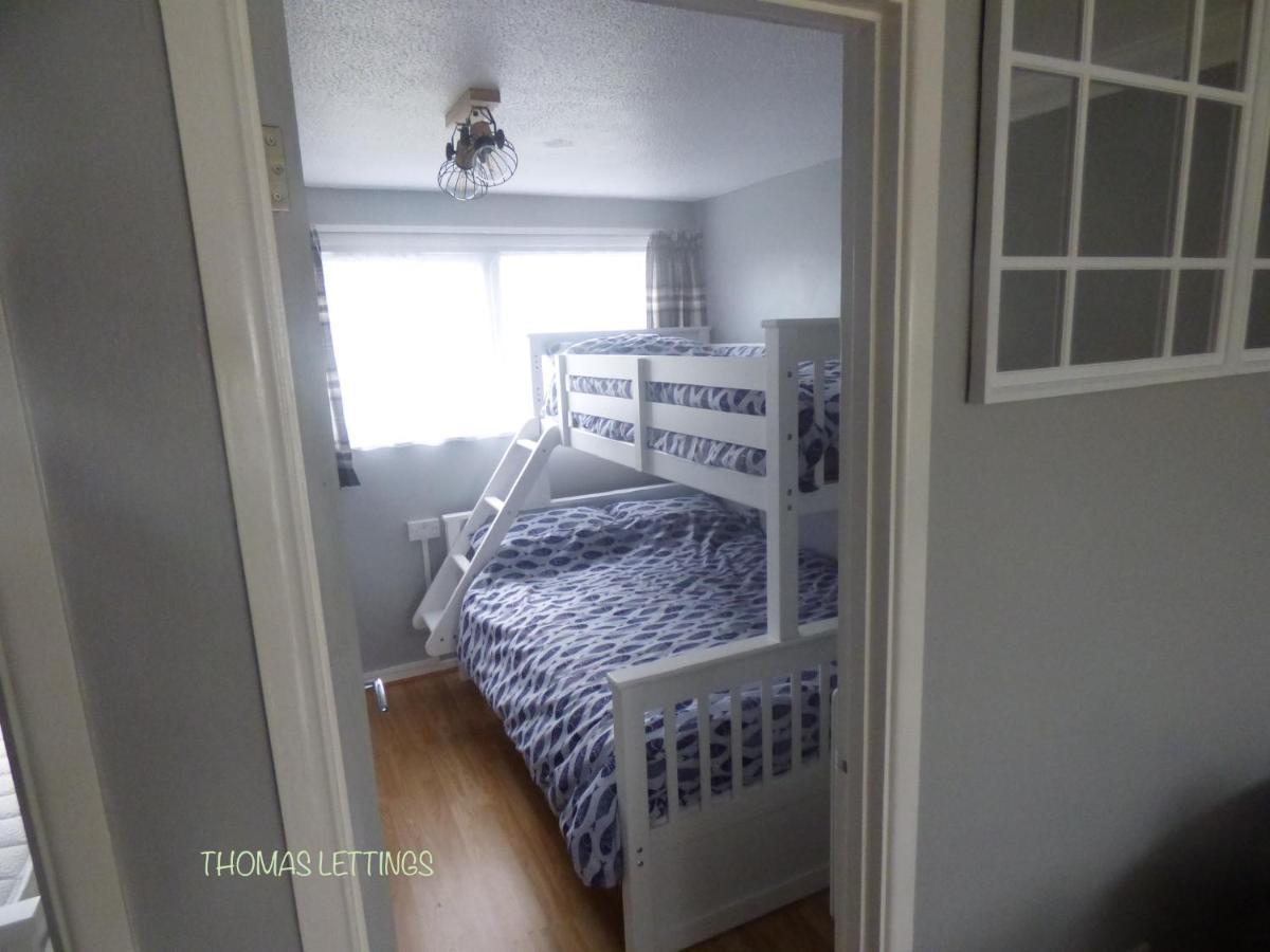 Cheerful 2 Bed With Gated Decking Chalet *