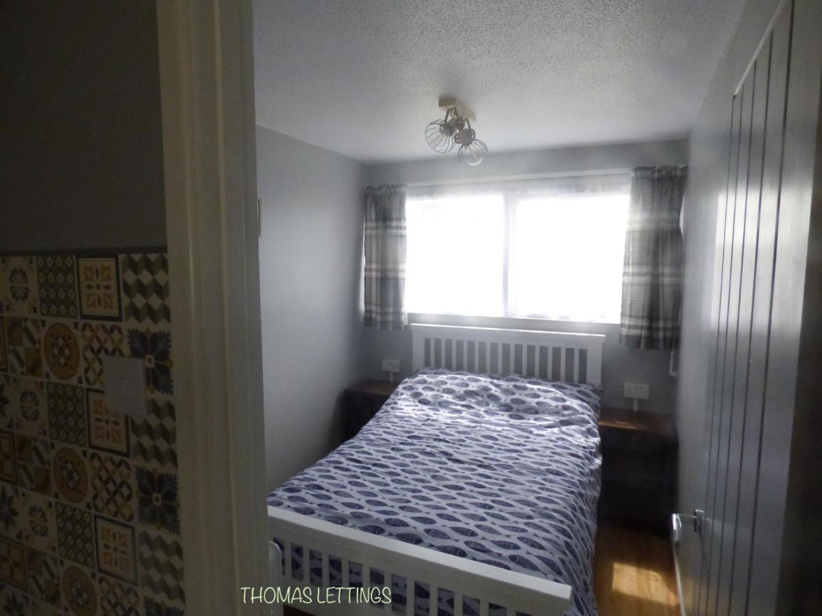 Cheerful 2 Bed With Gated Decking Chalet