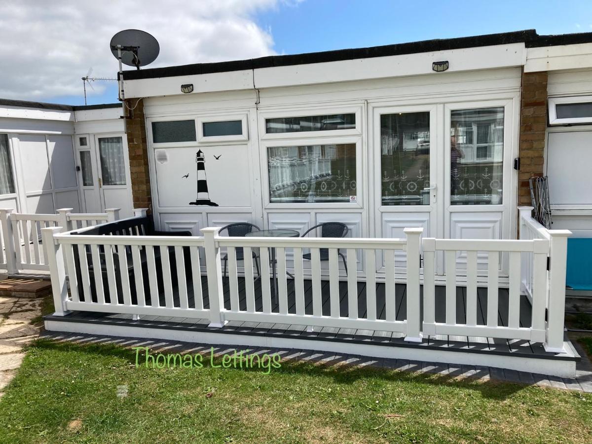 Cheerful 2 Bed With Gated Decking * Hemsby