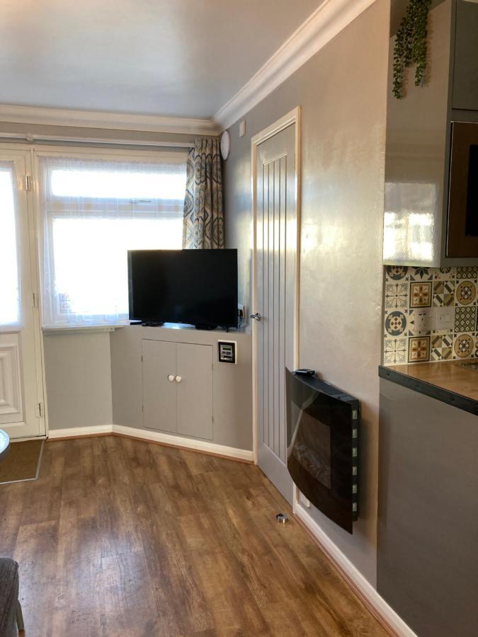 Cheerful 2 Bed With Gated Decking * Hemsby